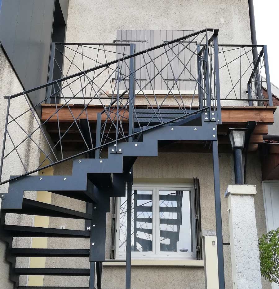 Escalier avec garde corps bambou thermolaqué